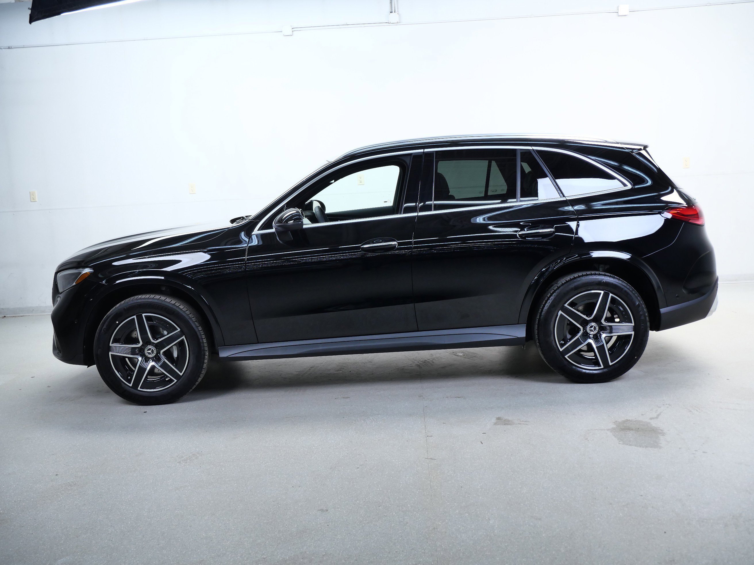 New 2026 Black Mercedes-Benz GLC 300 image 5