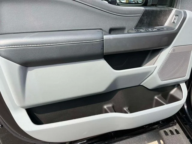 New 2027 Agate Black Metallic Ford F-250® XLT image 18