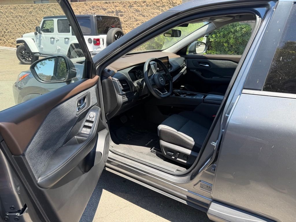 Used 2023 Gray Nissan SV image 18