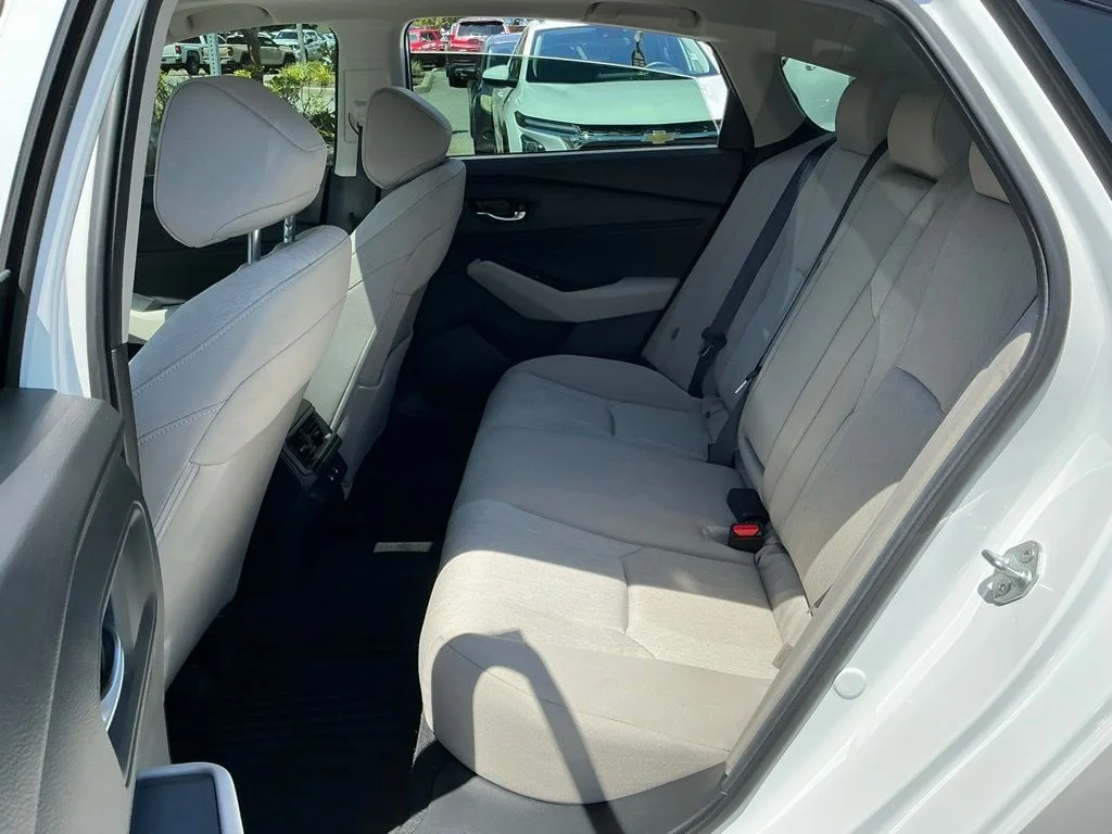 Used 2025 White Honda SE image 21