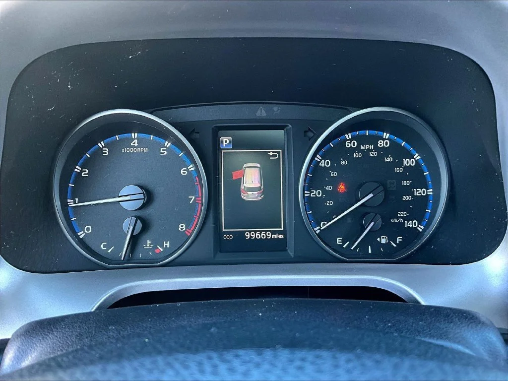 Used 2018 Silver Toyota XLE image 14