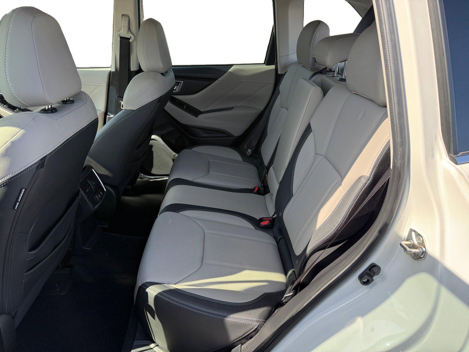 Used 2020 Crystal White Pearl Subaru Limited image 16