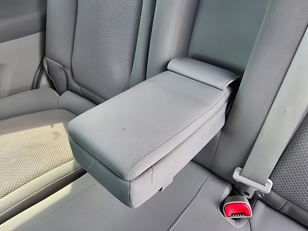 Used 2008 Polar White Saturn XR image 31