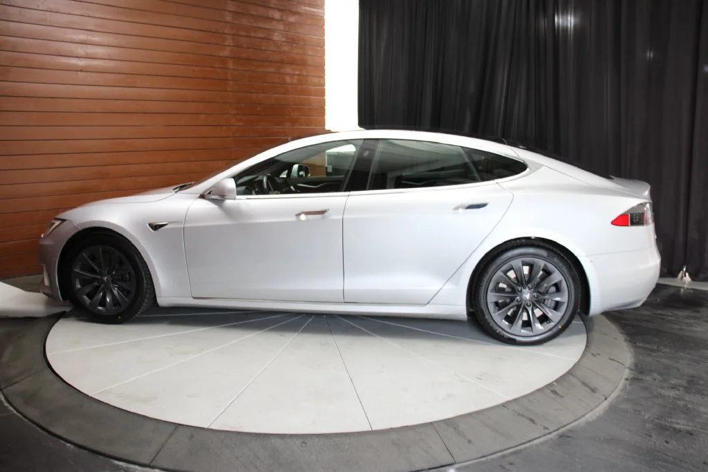 Used 2018 Obsidian Black Metallic Tesla  image 9