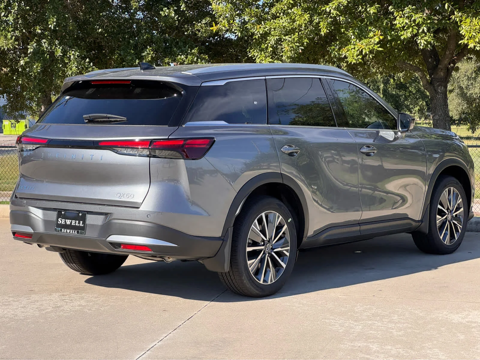 New 2027 GRAPHITE SHADOW INFINITI Luxe FWD image 3