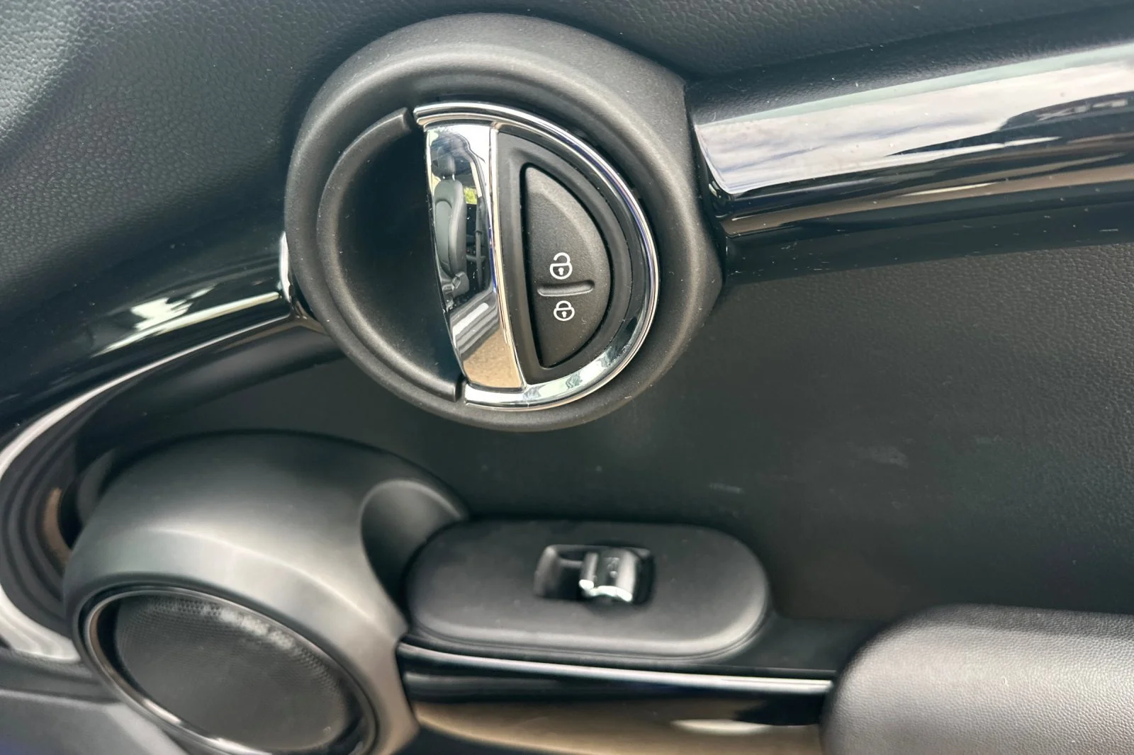 Used 2019 Blue Metallic MINI Classic image 18