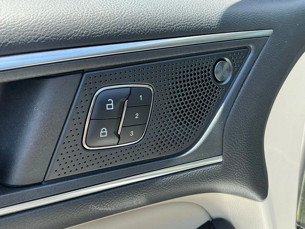 Used 2019 Silver Ford Titanium image 23