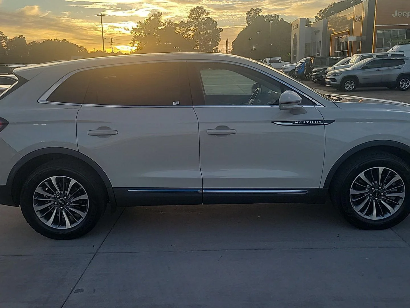 Used 2021 Ceramic Pearl Lincoln Standard image 19