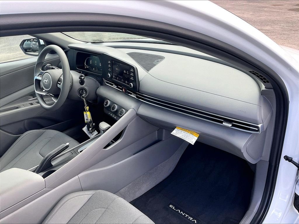 Used 2025 White Hyundai SE image 14