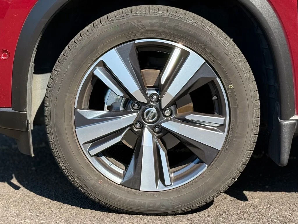 Used 2021 Red Nissan Platinum image 9