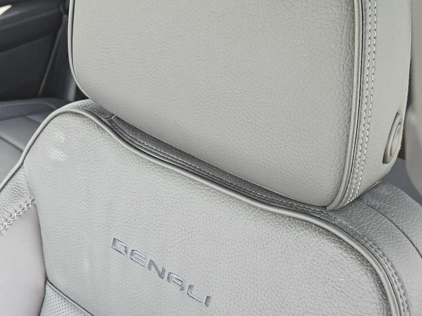 Used 2023 White Frost Tricoat GMC Denali image 14