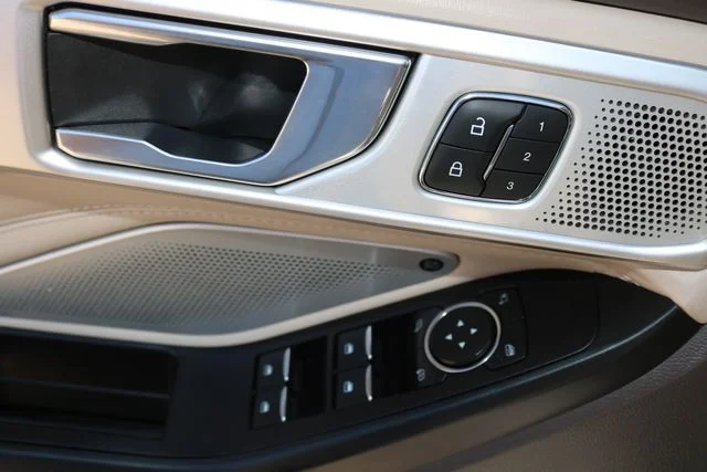 Used 2020 White Metallic Ford Platinum image 7
