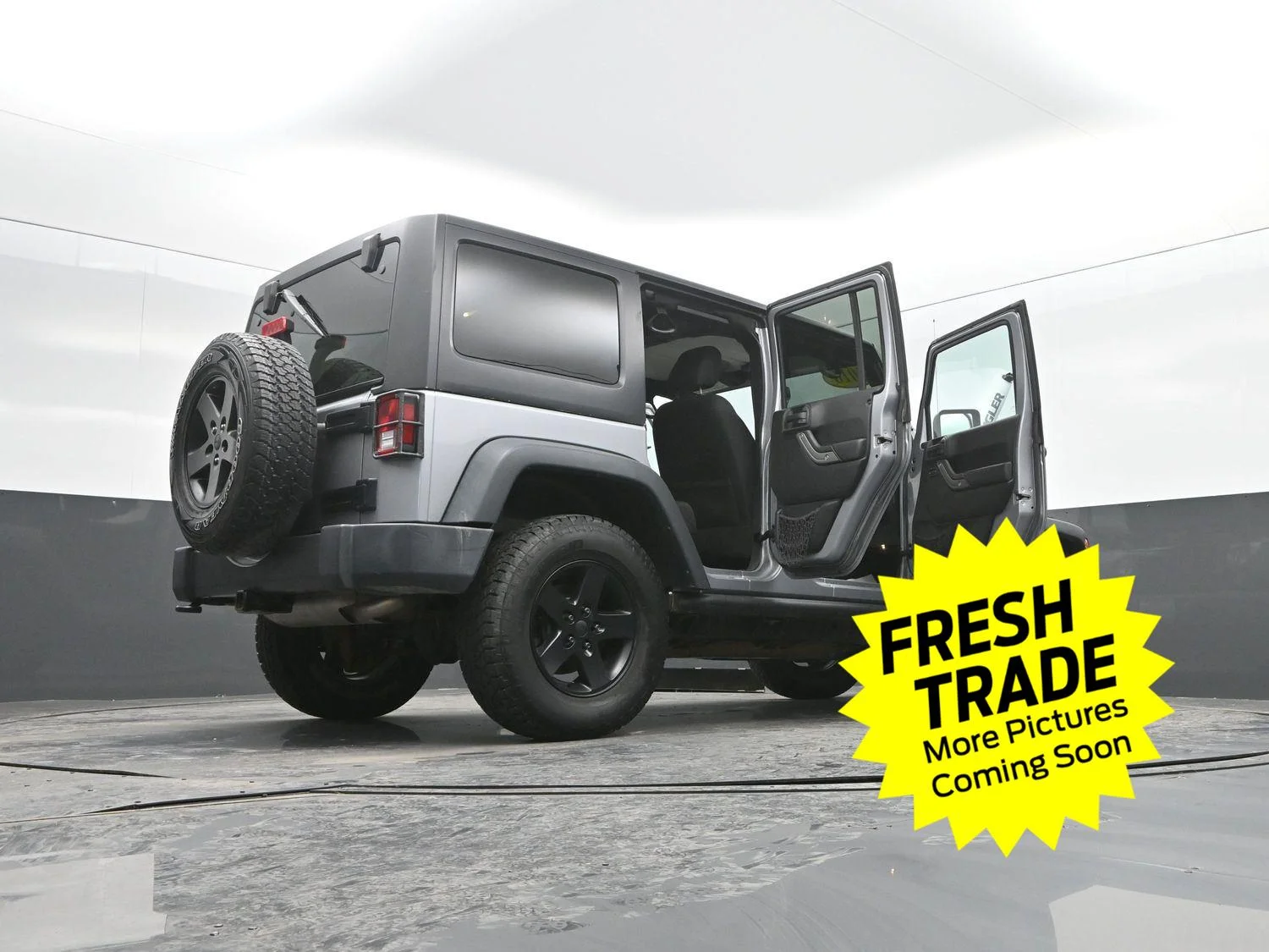Used 2016 Billet Silver Metallic Clearcoat Jeep Black Bear image 43