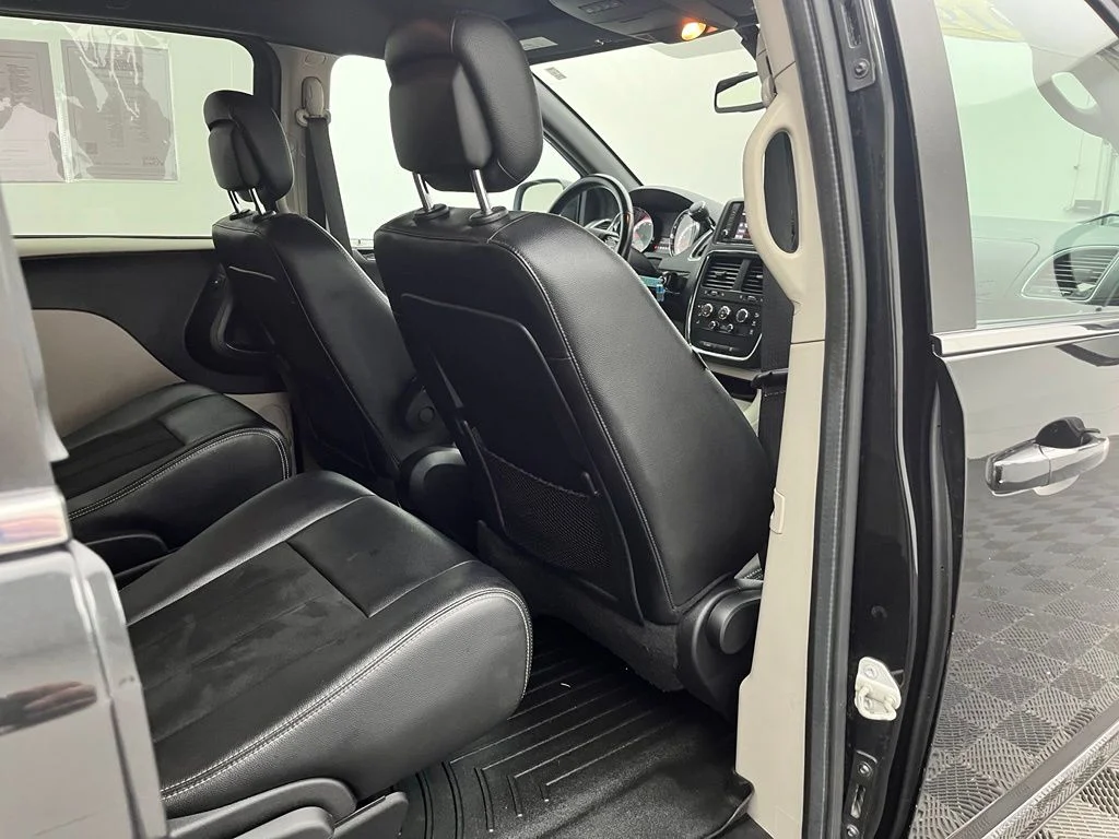 Used 2019 Black Dodge SXT image 33
