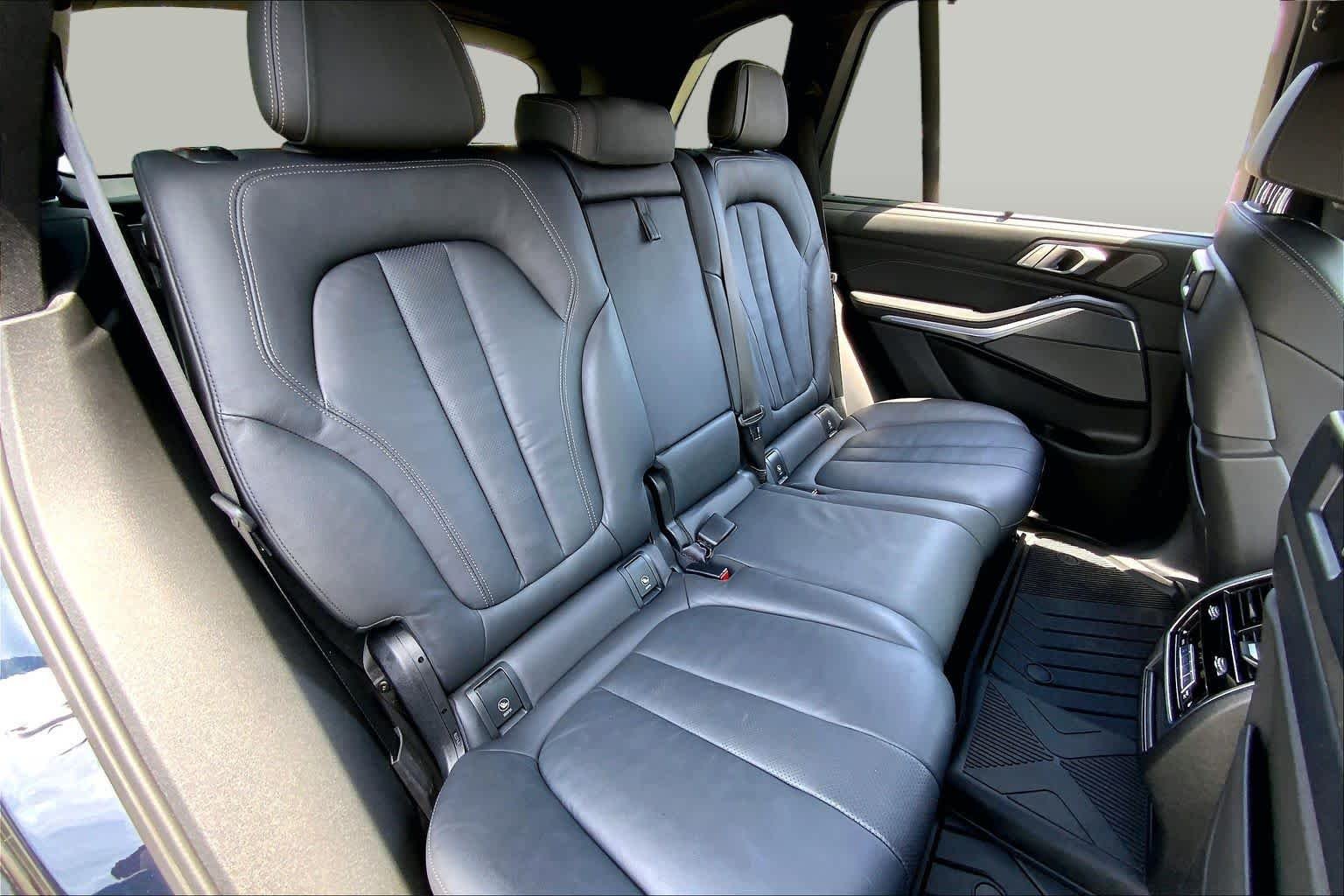 Used 2021 Black Sapphire Metallic BMW xDrive40i image 20