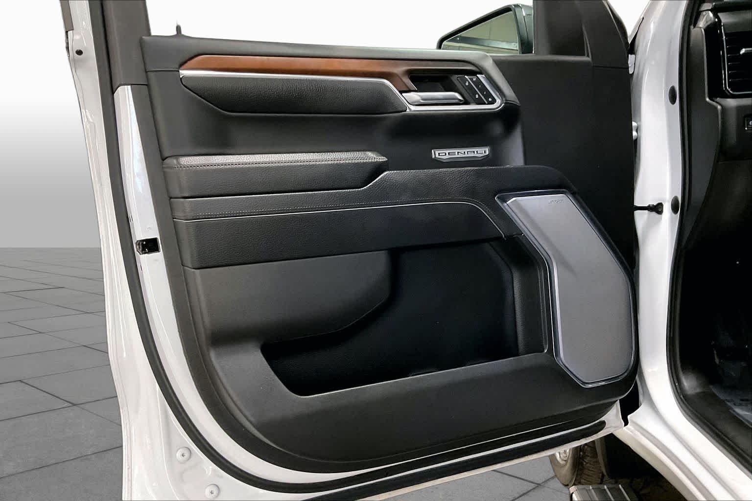 Used 2024 White Frost Tricoat GMC Denali image 22