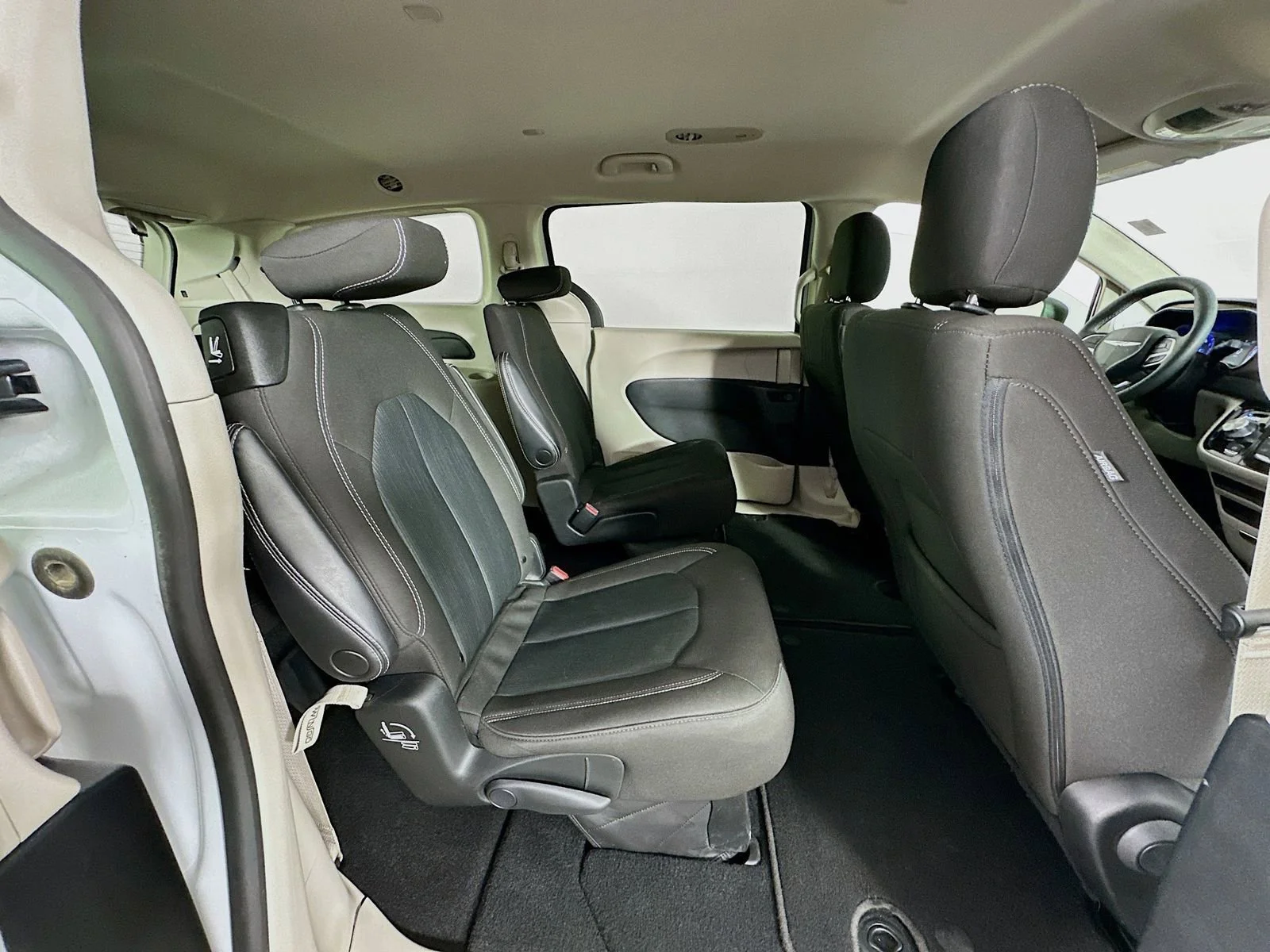 Used 2023 White Chrysler LX image 28