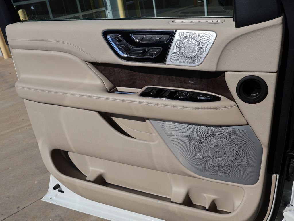 Used 2020 White Lincoln Reserve image 41