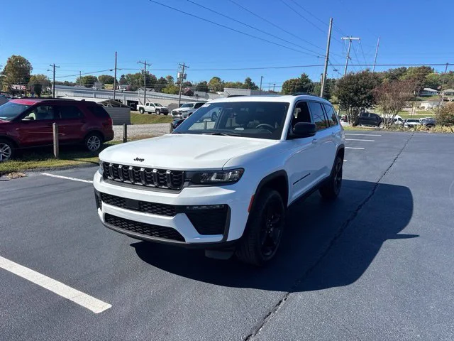 New 2027 Bright White Clear-Coat Paint Jeep Limited image 3