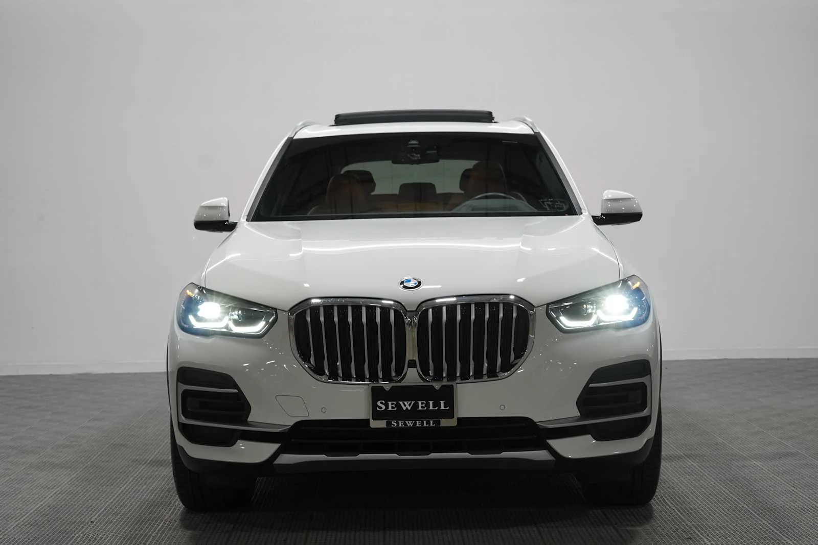Certified Used 2023 Alpine White BMW sDrive40i image 2