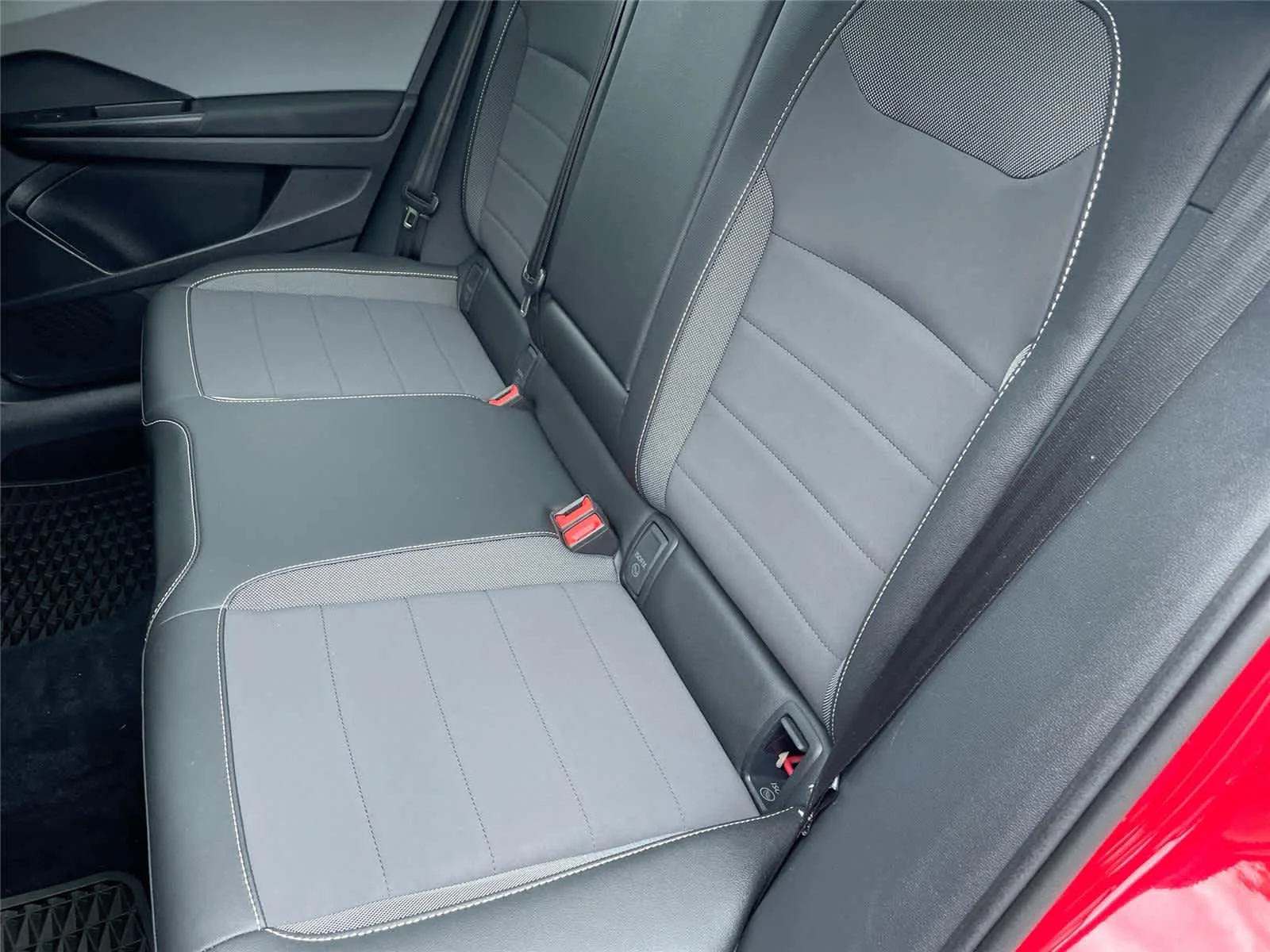 Used 2022 Red Volkswagen SE image 15