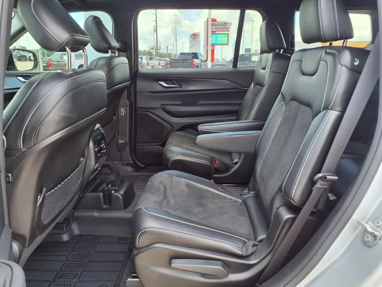 Used 2023 Silver Jeep Altitude image 18