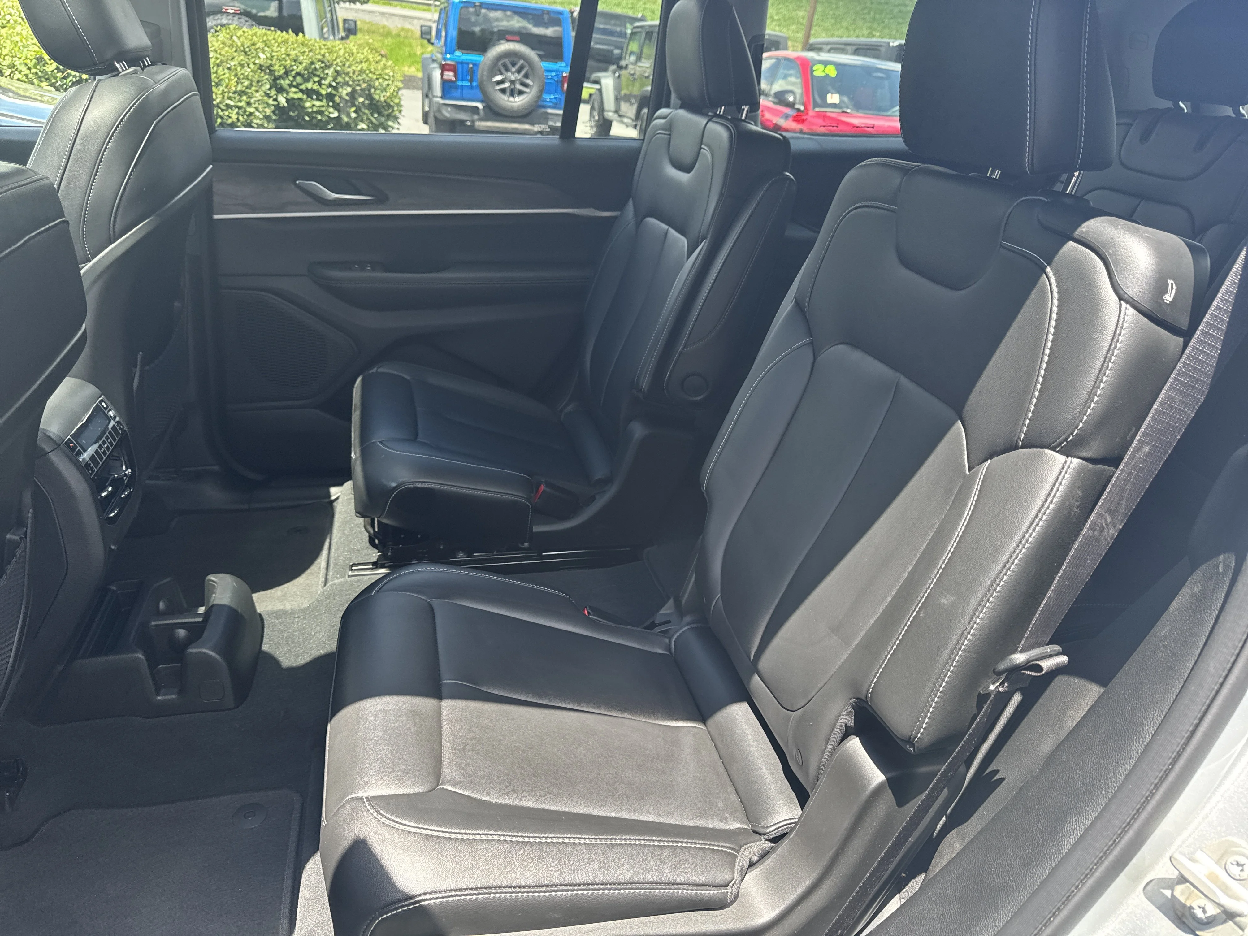 Used 2023 Silver Zynith Jeep Limited image 13