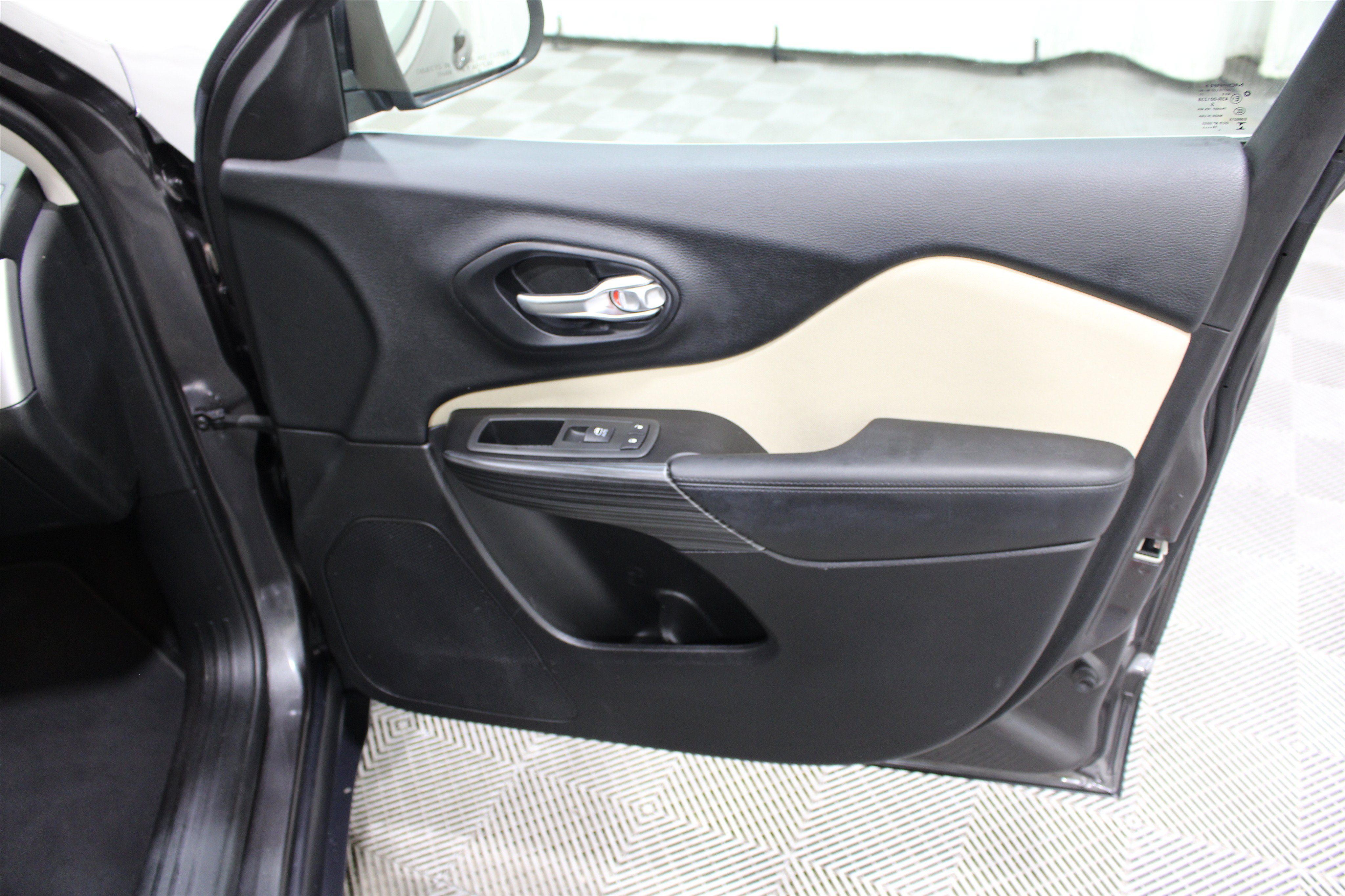 Used 2015 Granite Crystal Metallic Clearcoat Jeep Latitude image 25