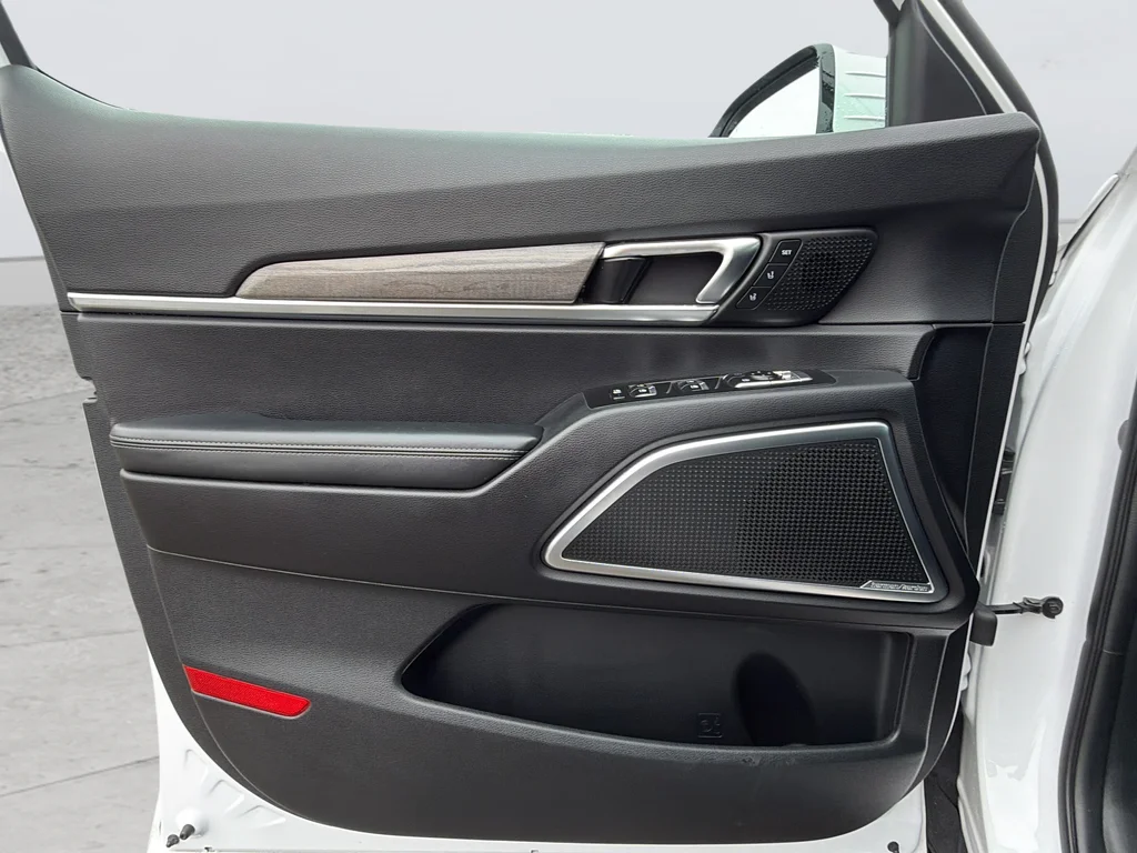 Used 2022 White Kia SX image 39