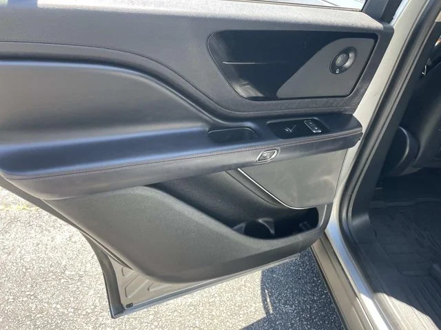 Used 2020 Silver Lincoln Reserve image 23