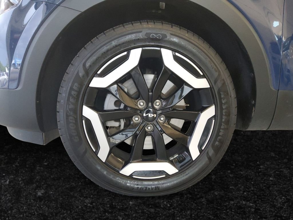 Used 2025 Black Kia S image 27