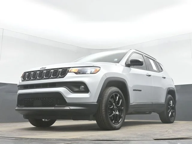 Used 2025 Silver Jeep Latitude image 39