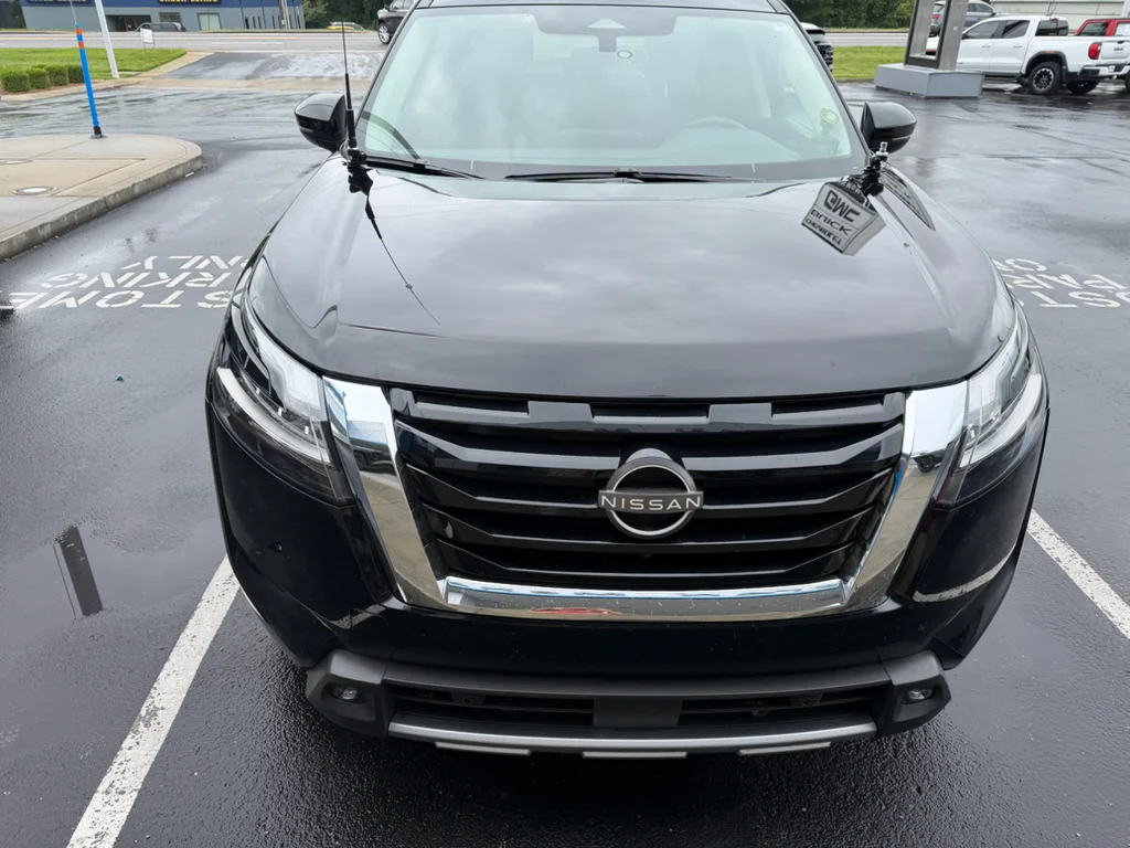 Used 2022 Black Nissan SL 4WD image 8