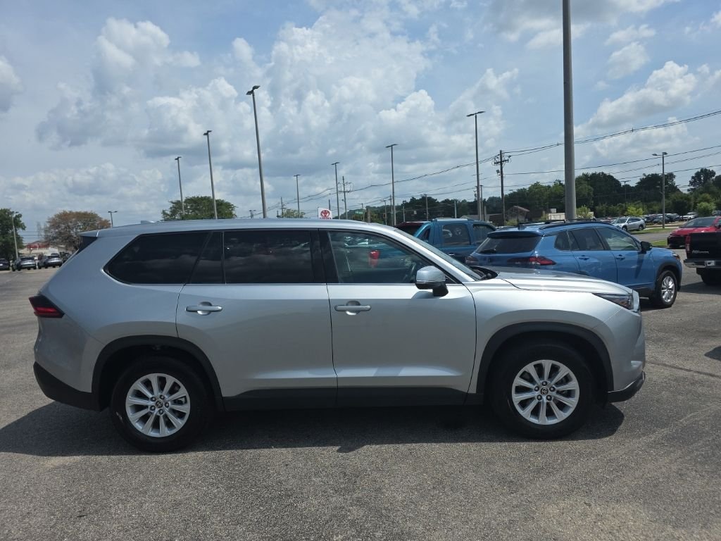 Used 2025 Silver Toyota XLE image 4