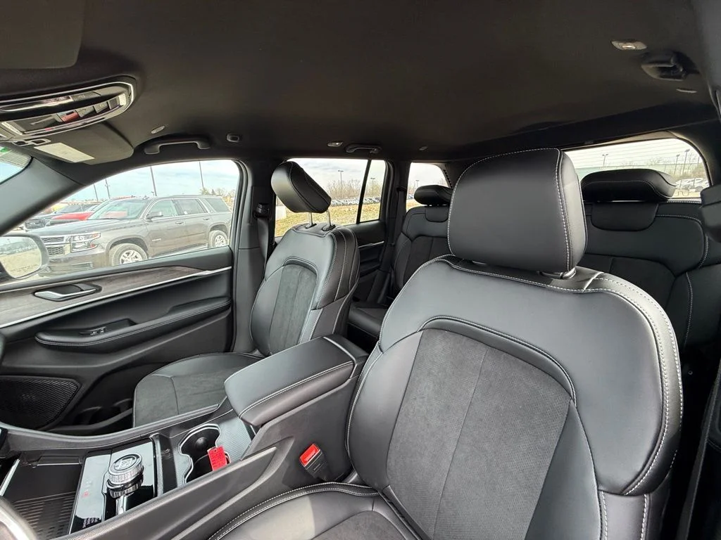 New 2026 Diamond Black Crystal Pearl-Coat Exterior Paint Jeep Laredo Altitude image 11