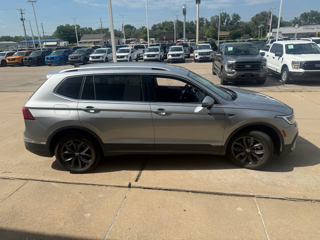 Used 2023 Pyrite Silver Metallic Volkswagen SE image 4