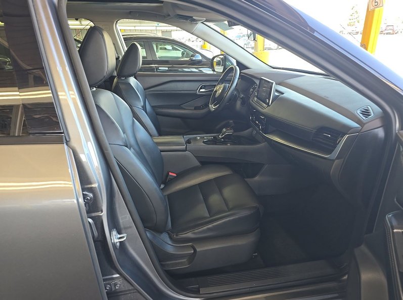 Used 2021 Gray Nissan SV FWD image 9
