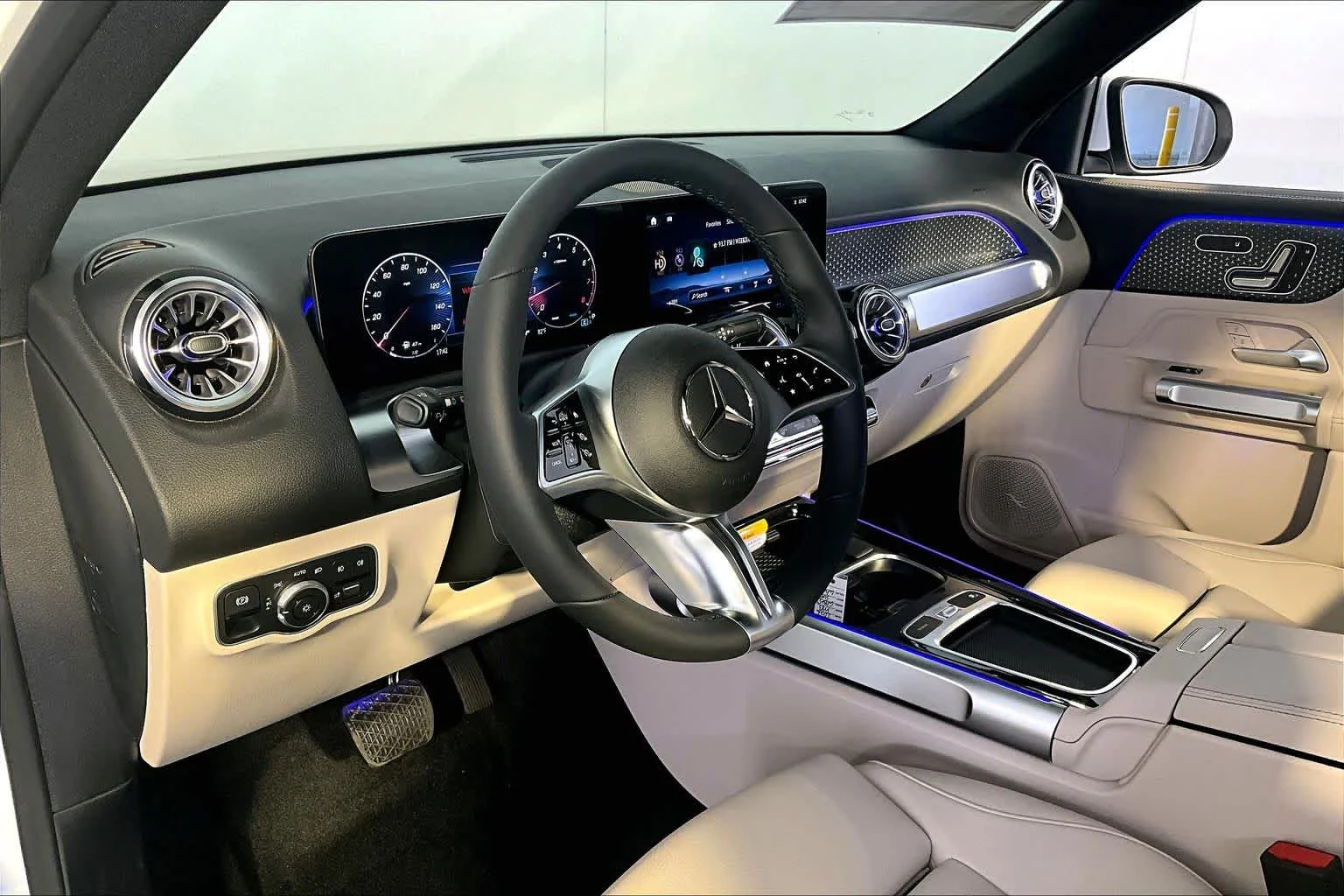 New 2026 Polar White Mercedes-Benz GLB 250 image 9