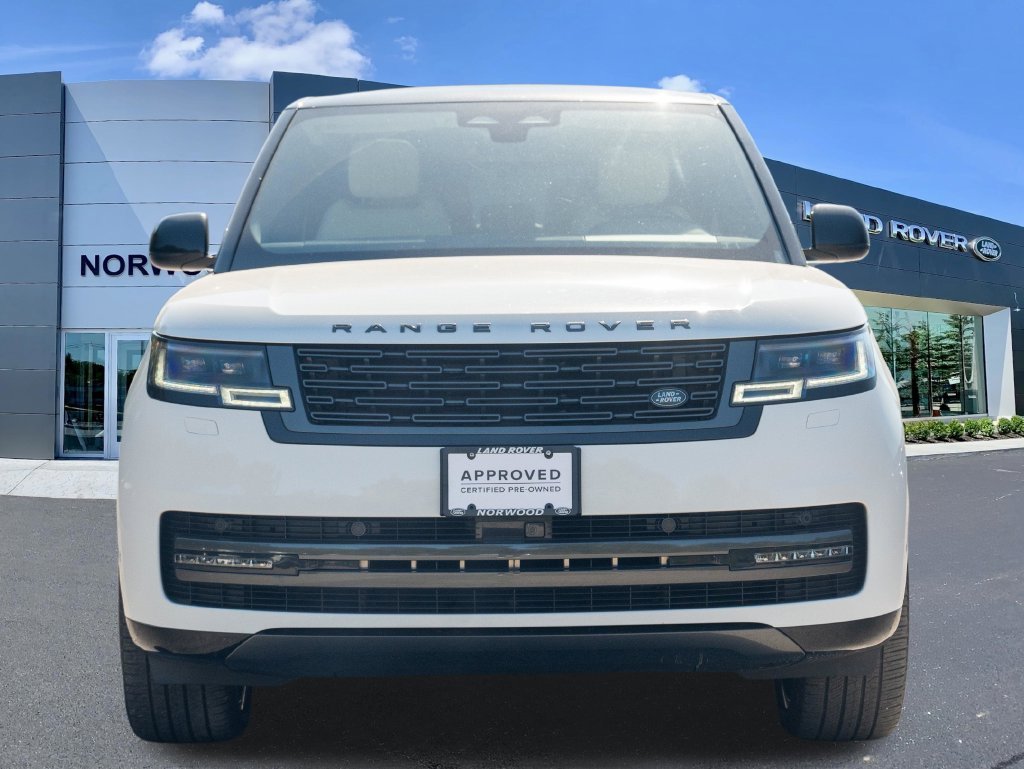 Used 2024 White Land Rover SE image 2