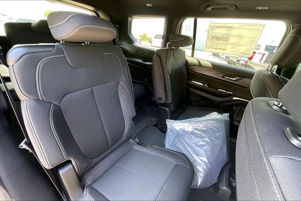 New 2026 Bright White Clear-Coat Exterior Paint Jeep Laredo image 23