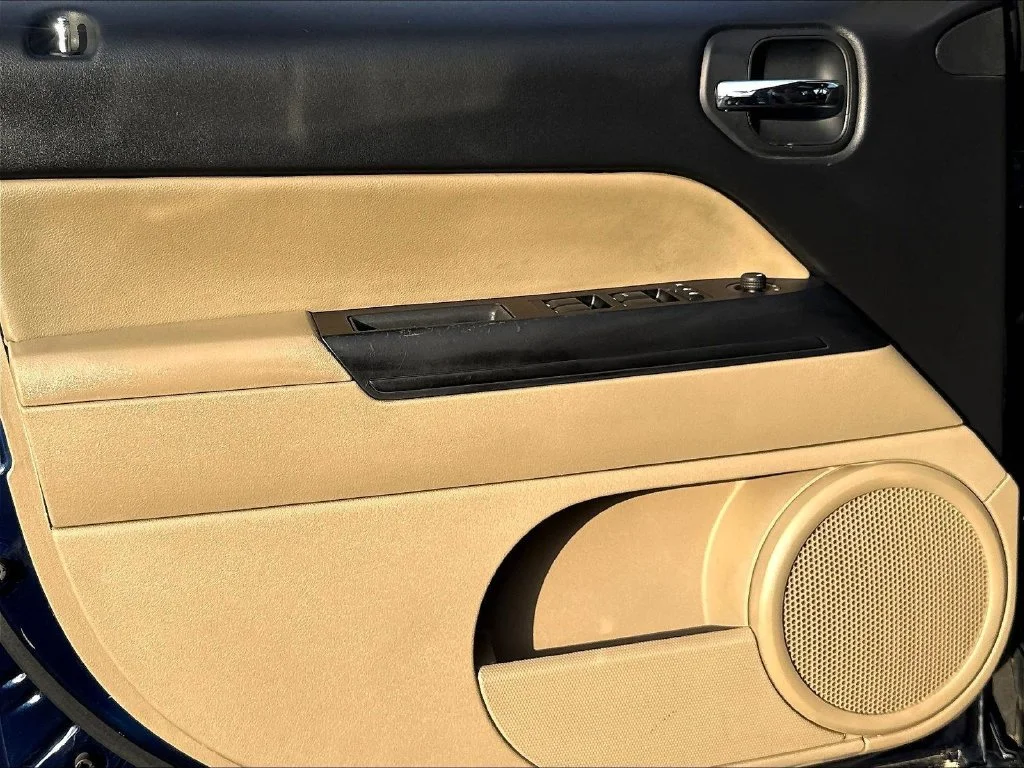 Used 2015 True Blue Pearlcoat Jeep Latitude image 24