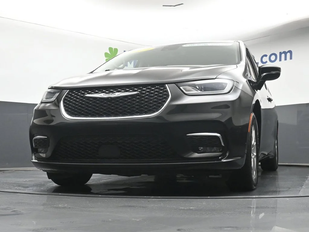 Used 2024 Black Chrysler Touring L image 7