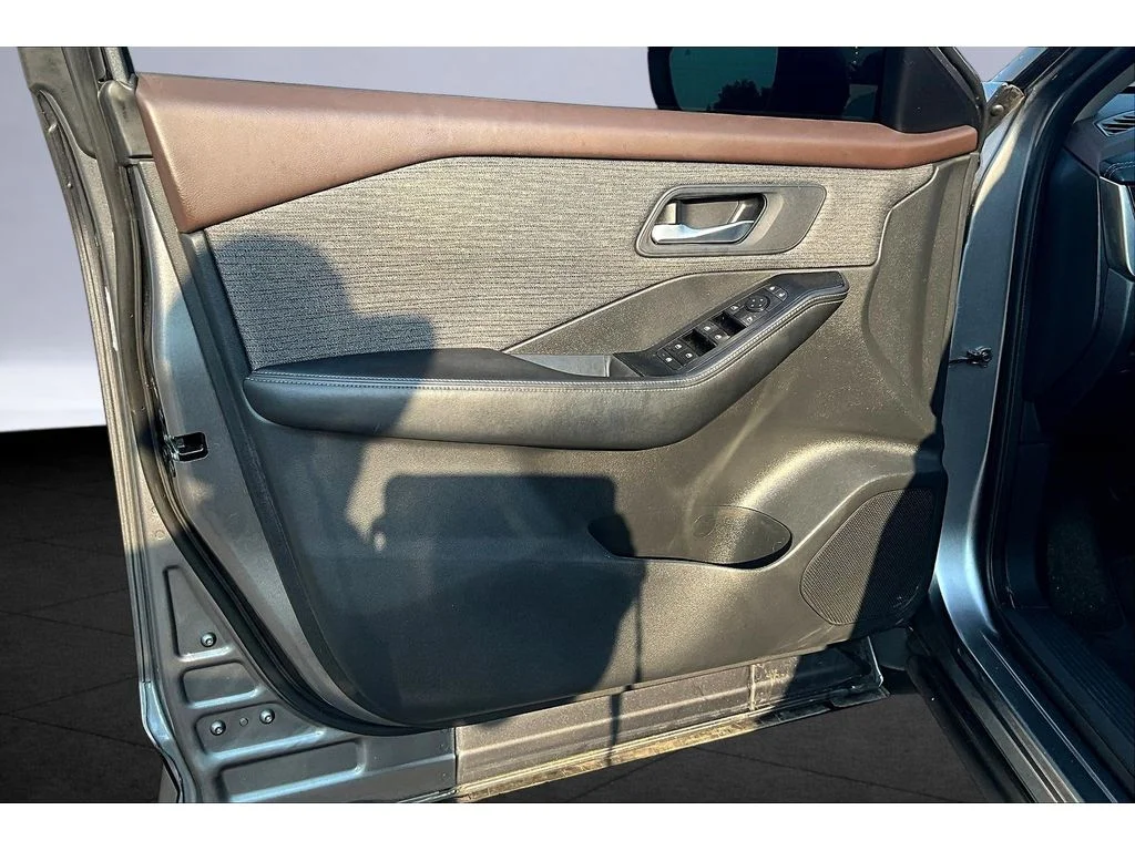 Used 2023  Nissan SV image 15