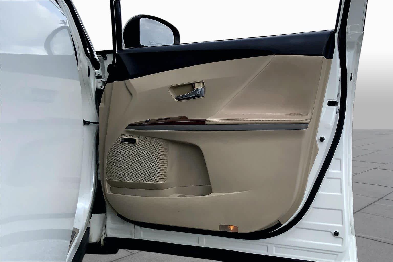Used 2010 Blizzard Pearl Toyota  image 20