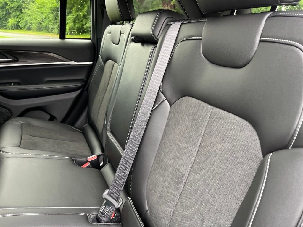 New 2026 Silver Zynith Exterior Paint Jeep Laredo Altitude image 37