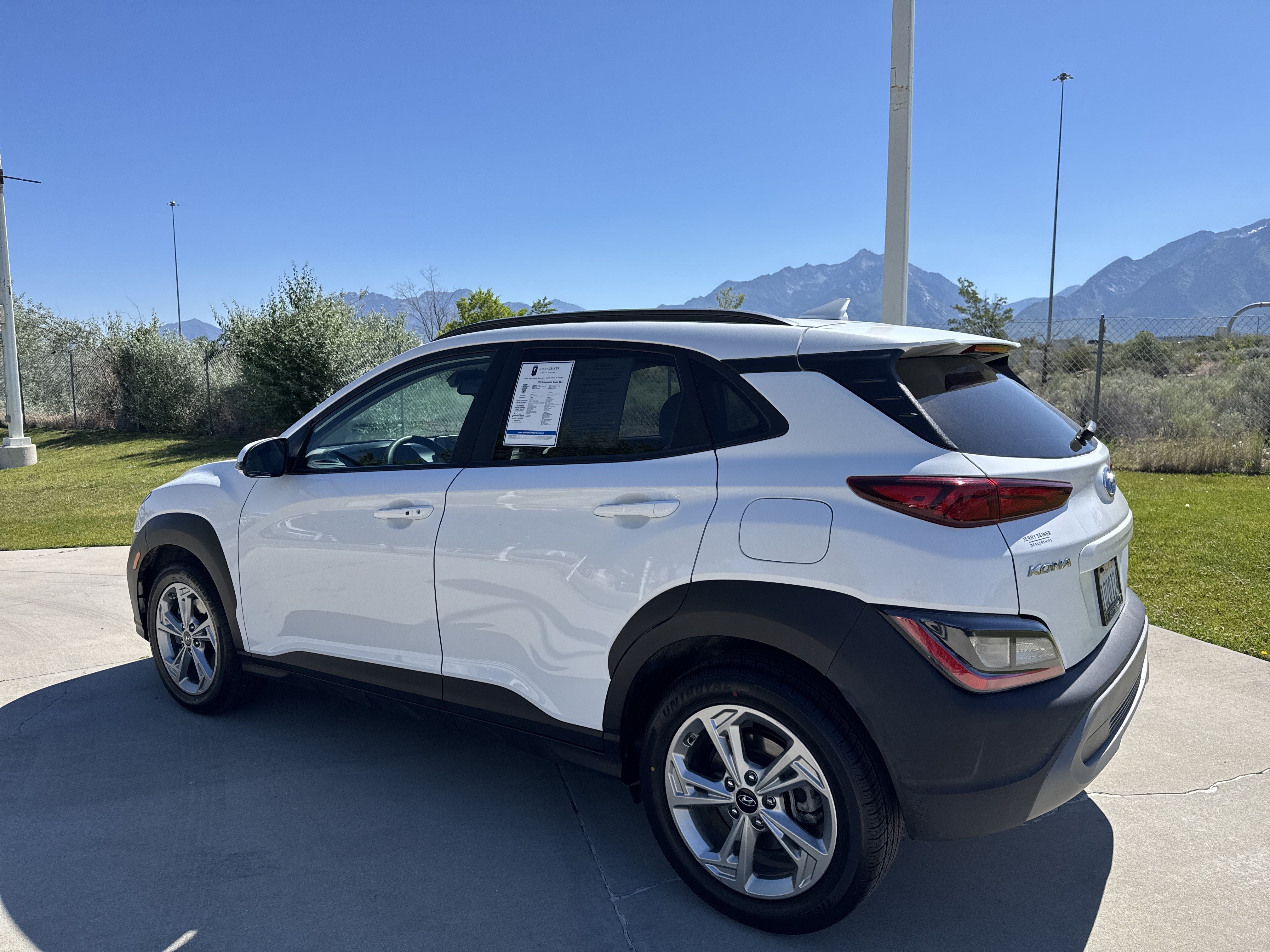 Used 2023 White Hyundai SEL image 3