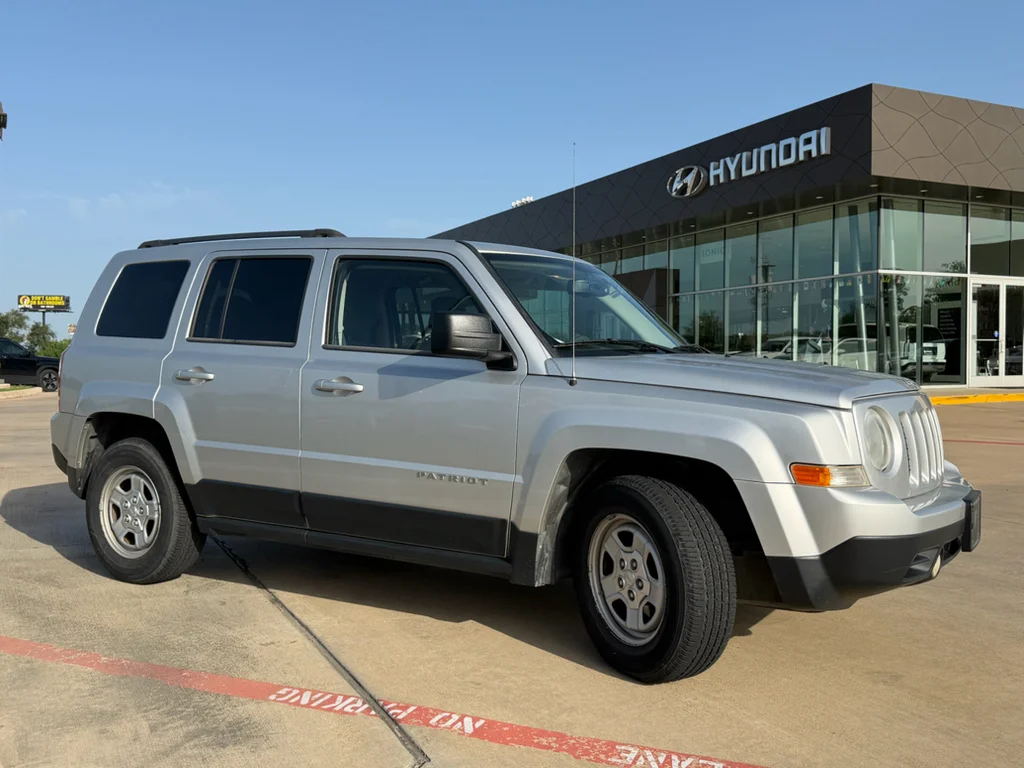 Used 2011 Bright Silver Metallic Clearcoat Jeep Sport image 8