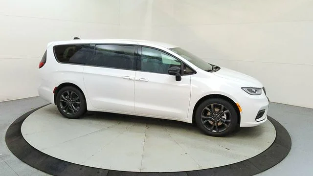New 2026 Bright White Clear-Coat Exterior Paint Chrysler Select image 13