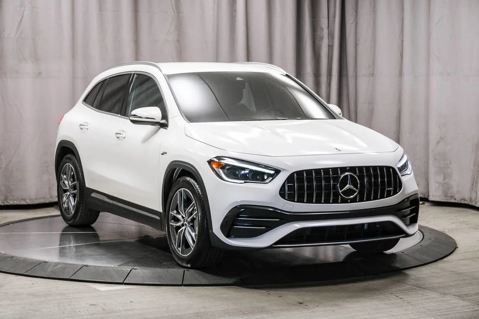 Imagen 5: Mercedes-Benz AMG® GLA 35 de 2023 de segunda mano certificado, color Blanco Polar