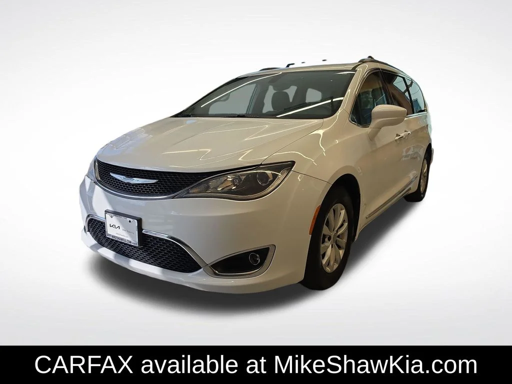 2017 Chrysler Pacifica Touring-L's photo